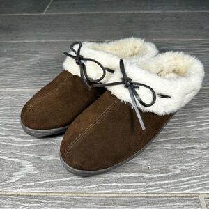 NWOT Clarks Bow Clog Slippers Suede Leather Faux Fur Lining Women’s 10M Brown
